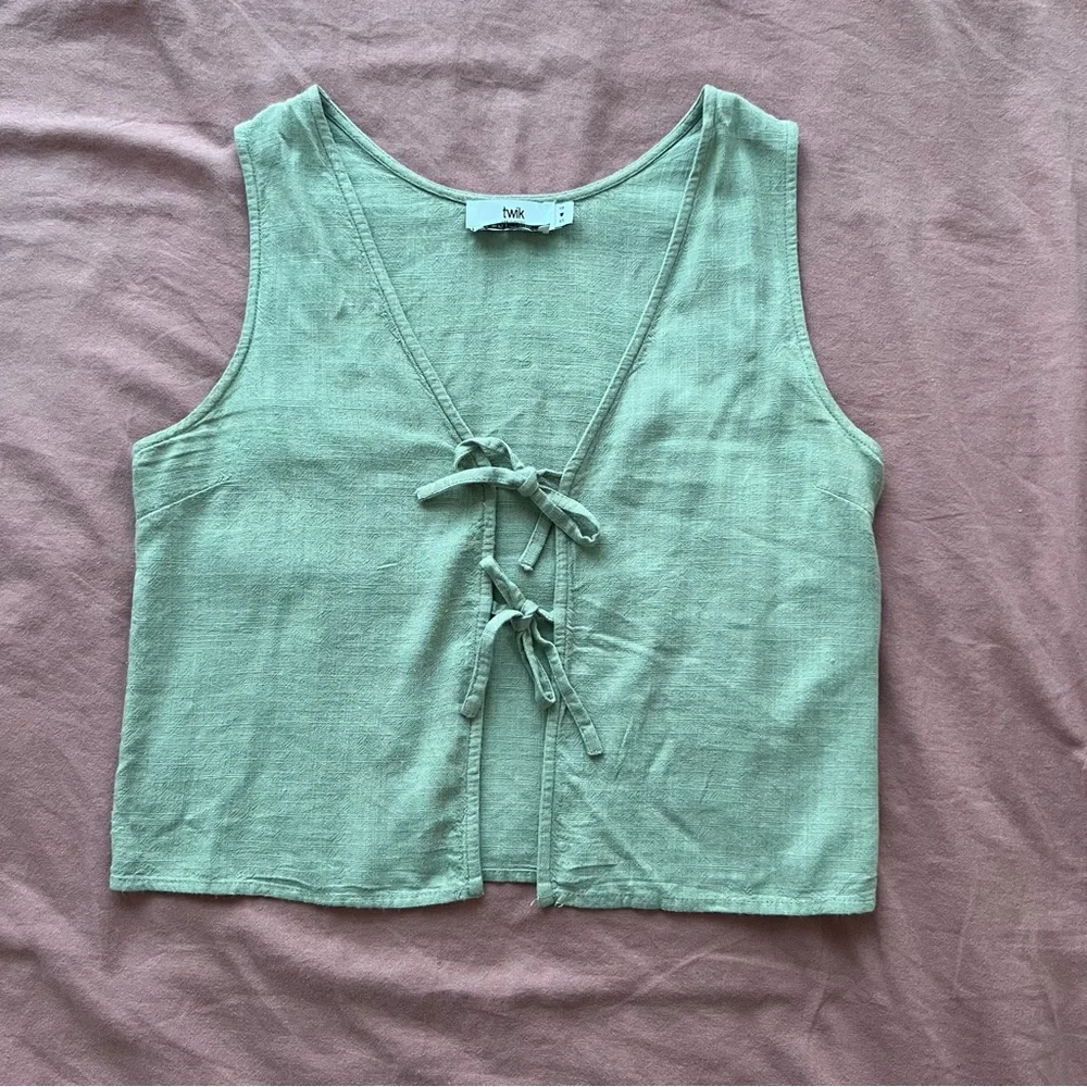 Twik / Simons | sage green linen blend tie front sleeveless crop shirt - Picture 1 of 4